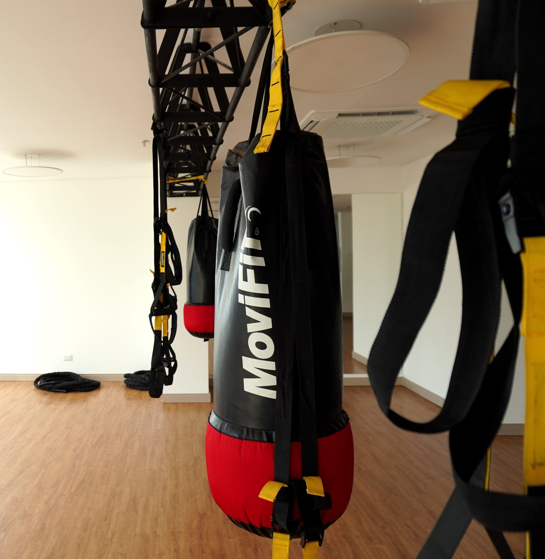 Sala funcional con TRX y boxeo