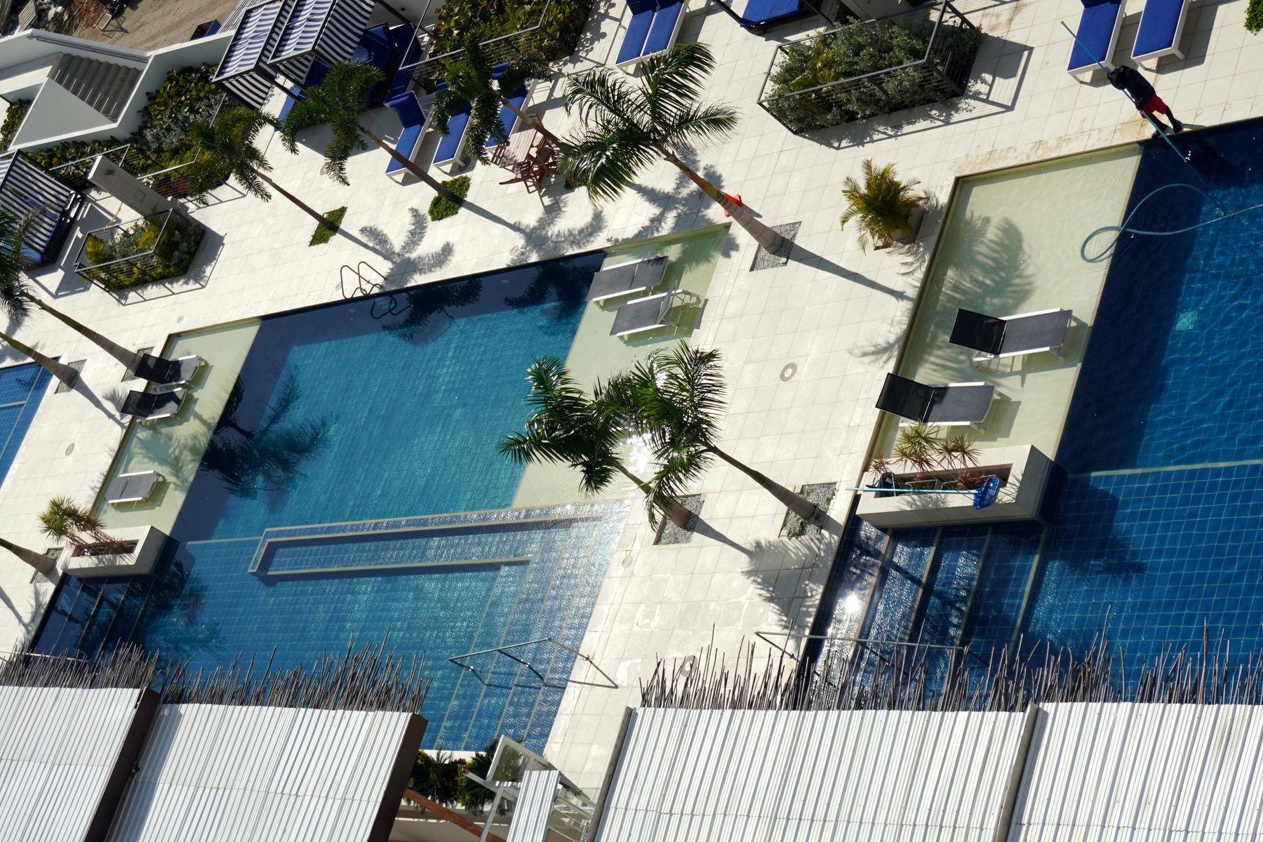 Vista aérea de las tres piscinas del Hotel Porto Horizonte