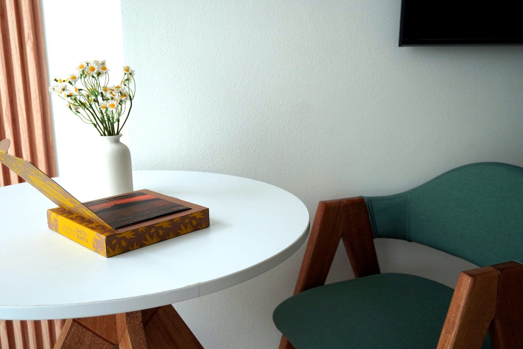 Mesita de noche con Welcome Book y detalles